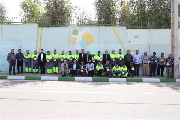 تجلیل از کارگران خدمات شهری و فضای سبز شهرداری قیامدشت به مناسبت روز کارگر